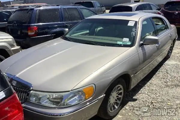 Photo of 2002 Lincoln Town Car