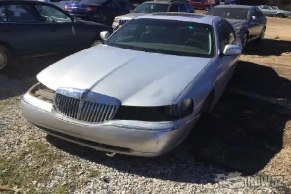 Photo of 2002 Lincoln Town Car
