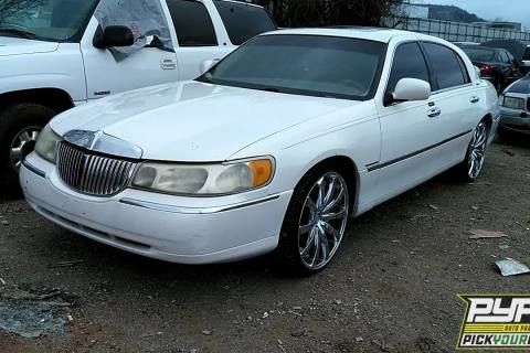 Photo of 2000 Lincoln Town Car