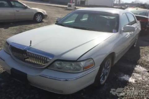Photo of 2004 Lincoln Town Car