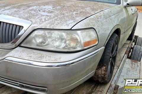 Photo of 2003 Lincoln Town Car