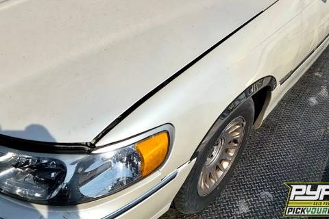 Photo of 2001 Lincoln Town Car