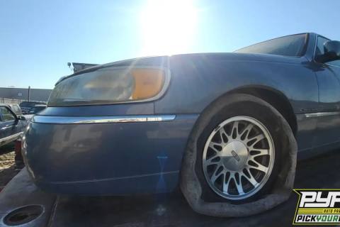 Photo of 2000 Lincoln Town Car