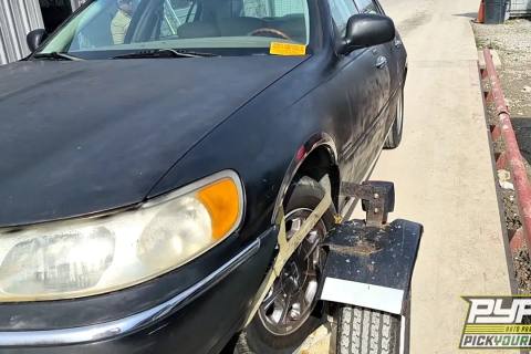 Photo of 2001 Lincoln Town Car