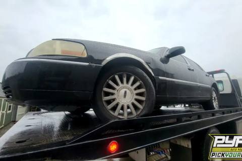 Photo of 2003 Lincoln Town Car