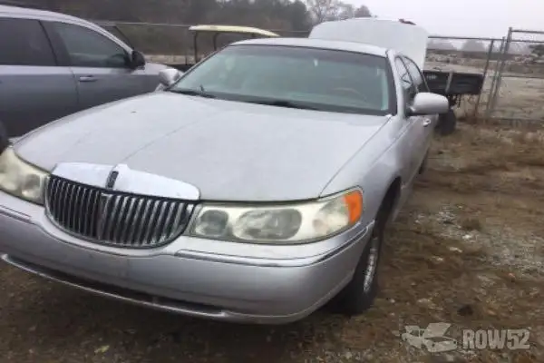 Photo of 2000 Lincoln Town Car
