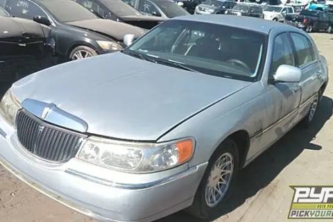 Photo of 1999 Lincoln Town Car