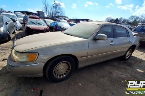 Photo of 2000 Lincoln Town Car