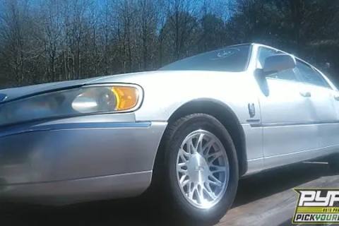 Photo of 1998 Lincoln Town Car
