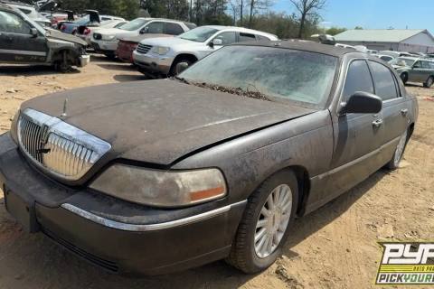 Photo of 2004 Lincoln Town Car