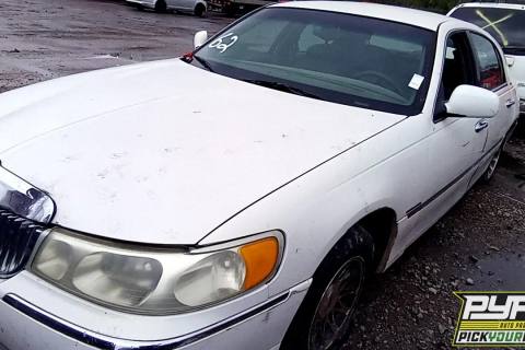 Photo of 2000 Lincoln Town Car