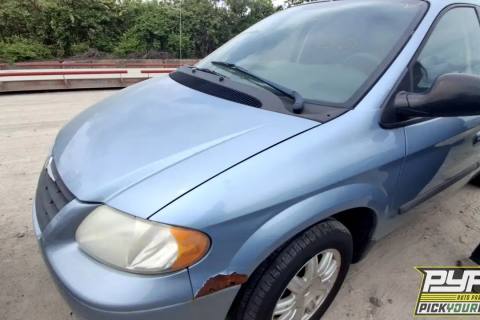 Photo of 2005 Chrysler Town & Country