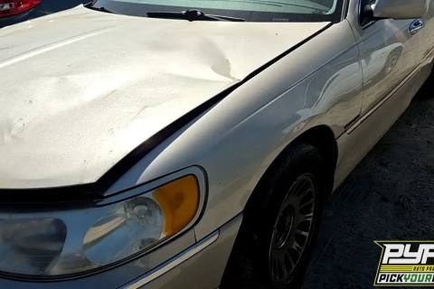 Photo of 2000 Lincoln Town Car