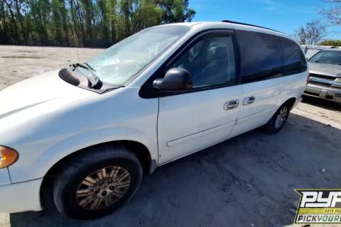 Photo of 2005 Chrysler Town & Country