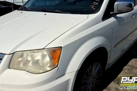 Photo of 2013 Chrysler Town & Country