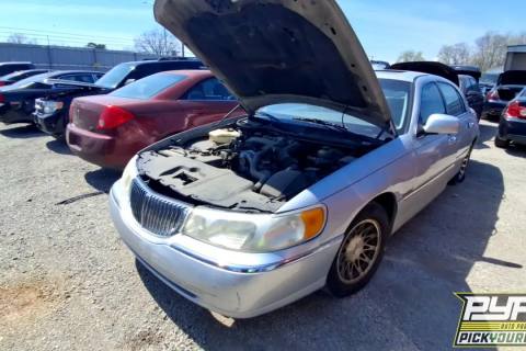 Photo of 2000 Lincoln Town Car