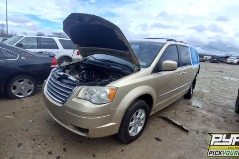 Photo of 2010 Chrysler Town & Country