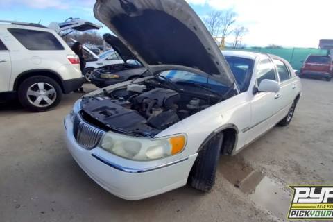 Photo of 2002 Lincoln Town Car