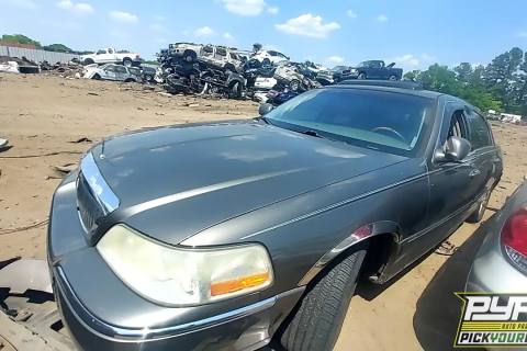 Photo of 2004 Lincoln Town Car