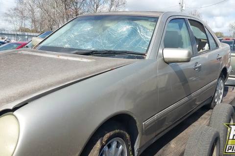 Photo of 1999 Mercedes-Benz E320