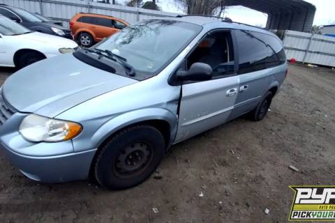 Photo of 2005 Chrysler Town & Country