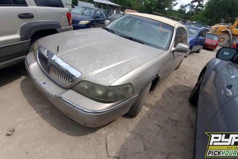 Photo of 2003 Lincoln Town Car