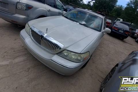 Photo of 2004 Lincoln Town Car