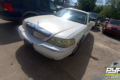 Photo of 2003 Lincoln Town Car