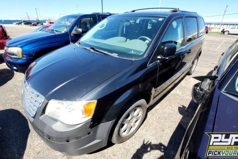 Photo of 2010 Chrysler Town & Country