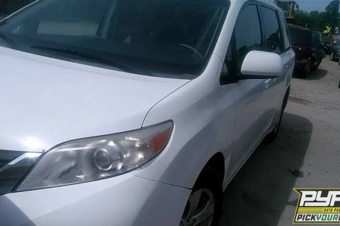 Photo of 2014 Toyota Sienna