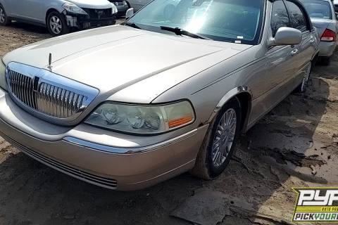 Photo of 2003 Lincoln Town Car
