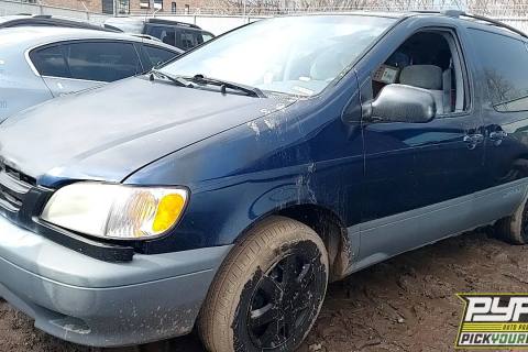 Photo of 2003 Toyota Sienna