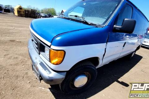 Photo of 2004 Ford E-350 Super Duty