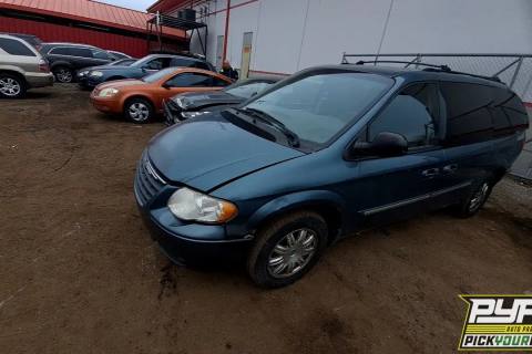 Photo of 2005 Chrysler Town & Country