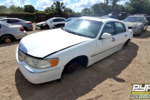 Photo of 2002 Lincoln Town Car