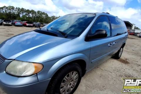 Photo of 2004 Chrysler Town & Country