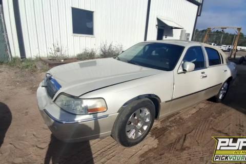 Photo of 2005 Lincoln Town Car