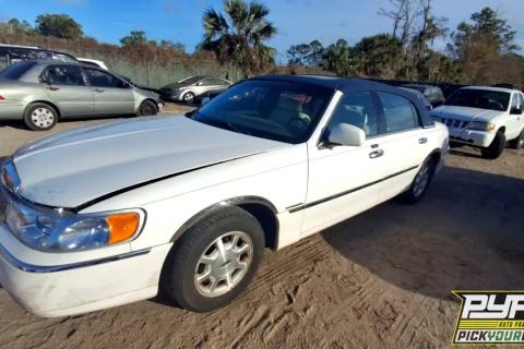 Photo of 2002 Lincoln Town Car
