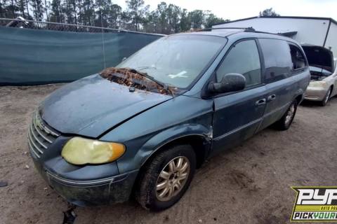 Photo of 2005 Chrysler Town & Country