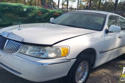 Photo of 1999 Lincoln Town Car