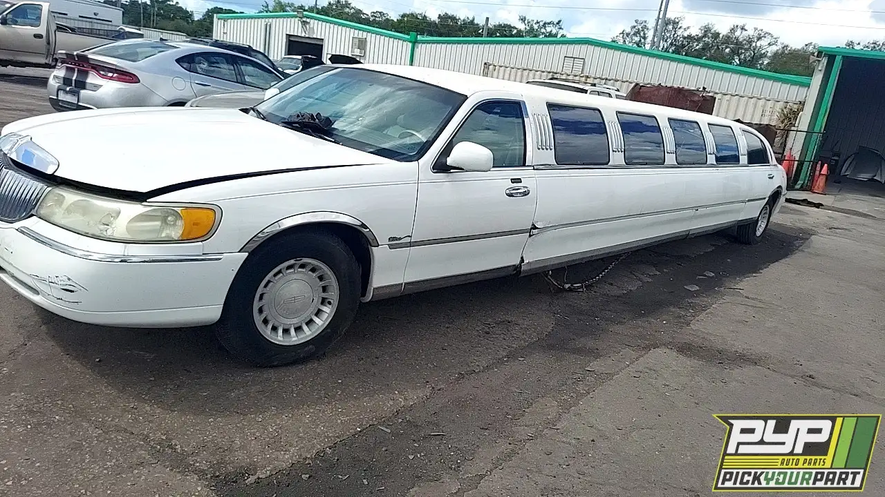 Photo of 2000 Lincoln Town Car