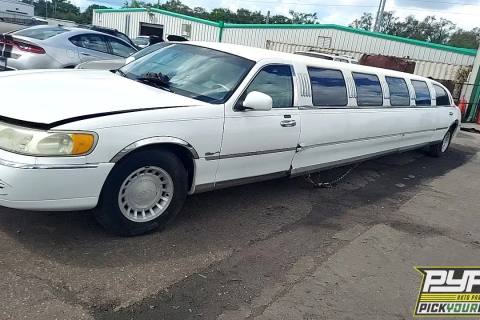 Photo of 2000 Lincoln Town Car