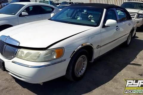 Photo of 2001 Lincoln Town Car