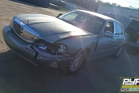 Photo of 2004 Lincoln Town Car