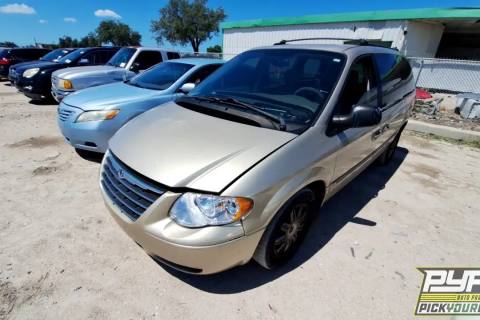 Photo of 2005 Chrysler Town & Country