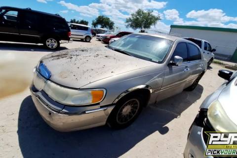 Photo of 2000 Lincoln Town Car