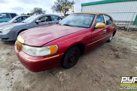 Photo of 2000 Lincoln Town Car