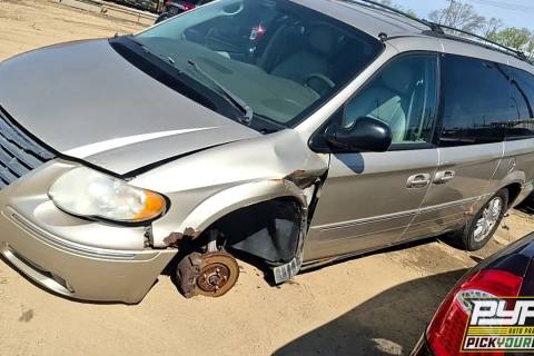 Photo of 2005 Chrysler Town & Country