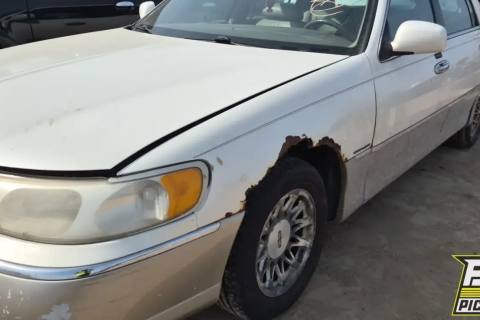 Photo of 1999 Lincoln Town Car