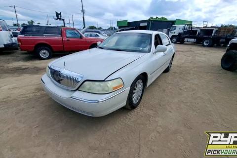 Photo of 2005 Lincoln Town Car